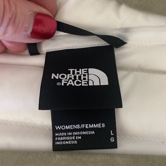 North Face stretchy white down jacket. Price Firm (no offers pls) - Picture 8 of 8